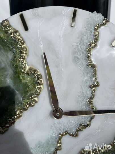 Настенные часы ручной работы с хризолитом