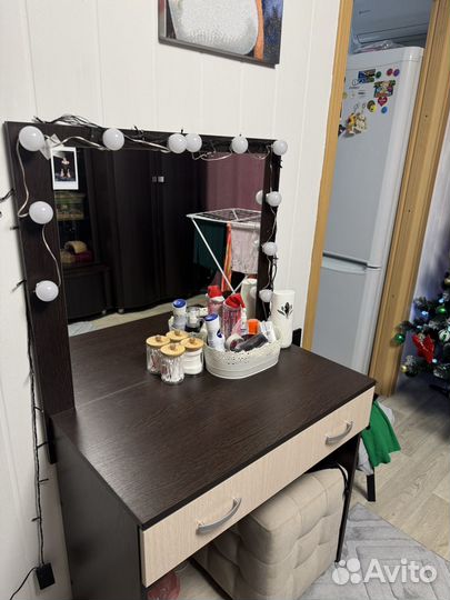 Туалетный столик с зеркалом