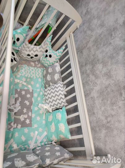 Детская кроватка с маятником