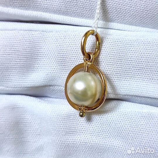 Золотая подвеска с камнем