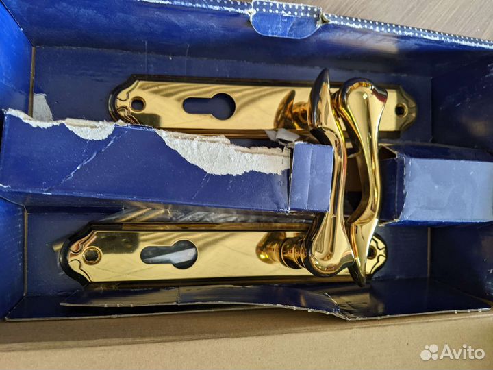 Замок врезной,дверные ручки и доводчик