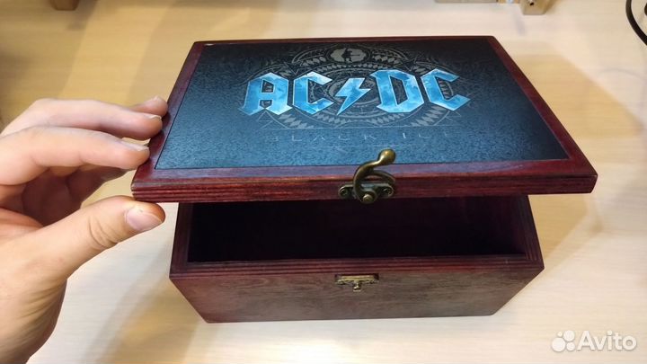Деревянная шкатулка интерьерная AC/DC вишневая