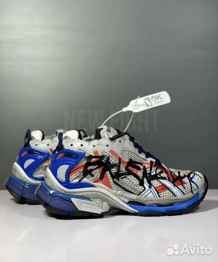 Кроссовки balenciaga runner graffiti на руках