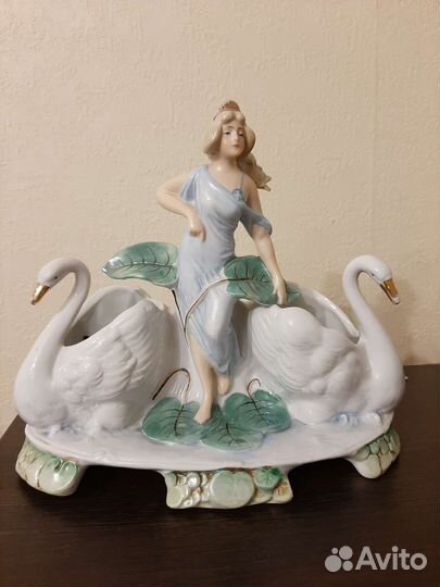 Фарфоровая салфетница