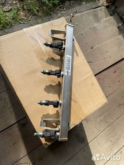 Топливная рампа и форсунки Fiesta MK6 1.6