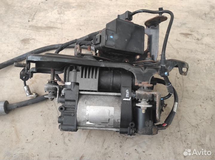 Компрессор пневмоподвески Jeep Grand Cherokee W