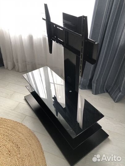 Стойка под телевизор с кронштейном