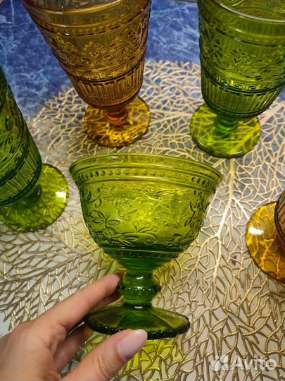 Бокалы из цветного стекла и креманка