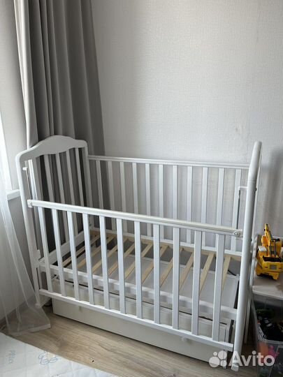 Детская кроватка с маятником