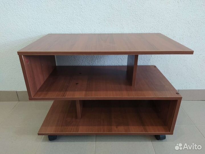 Журнальный столик на колесах