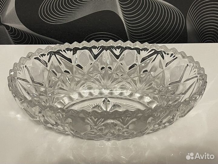 Красивая хрустальная чаша