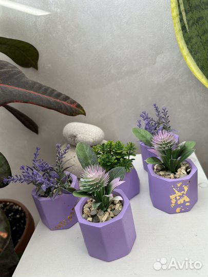 Гипсовое кашпо с искусственными растениями