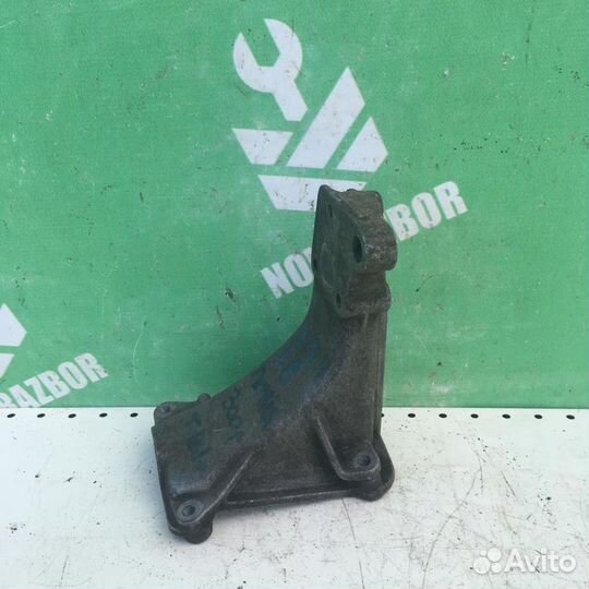Кронштейн двигателя правый Фольксваген Пассат Б3