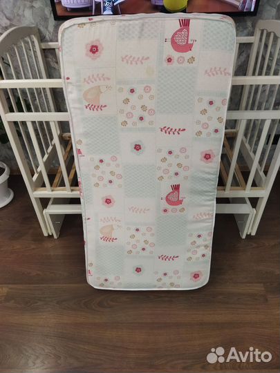 Детская кроватка с маятником