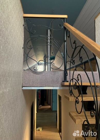 Лестница на металлокаркасе закрытого типа