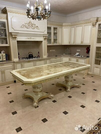 Кухонный стол и стулья