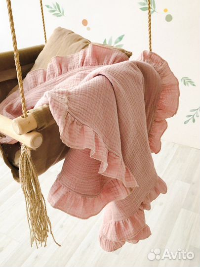 Двусторонний плед из муслина с рюшей