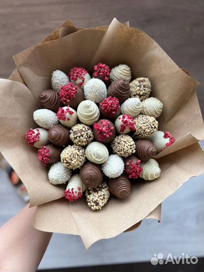 Съедобный букет из клубники в шоколаде (35 ягод)