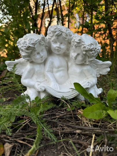 Фигура 3 ангела с книгой