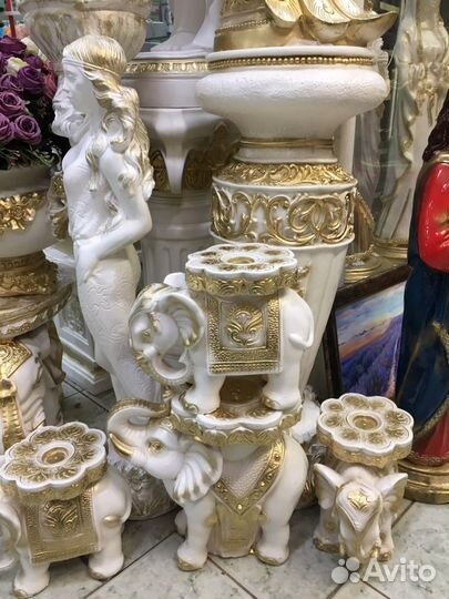 Фигура павлина на колонне