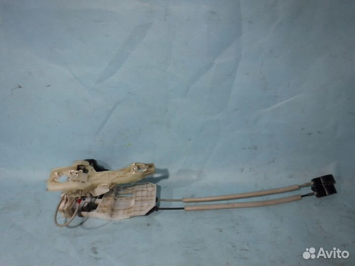 Замок двери задний левый Hyundai IX55