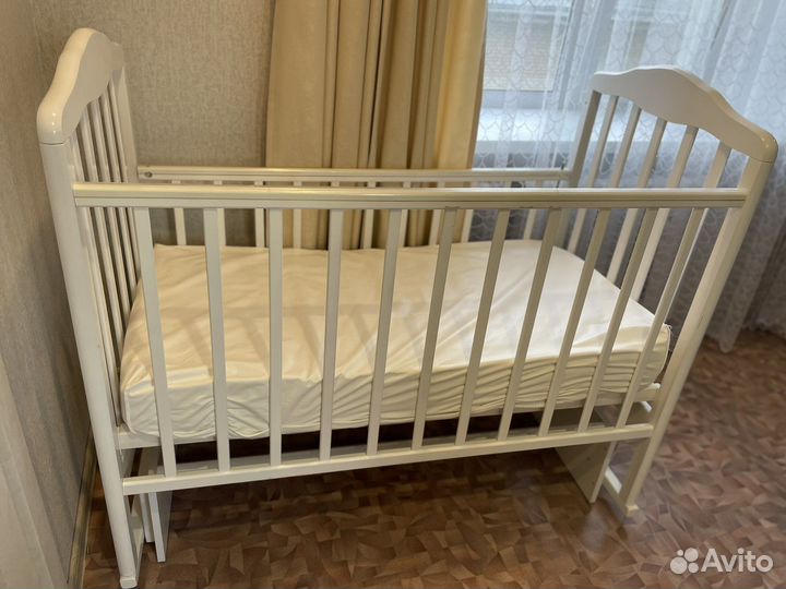 Детская кроватка с маятником