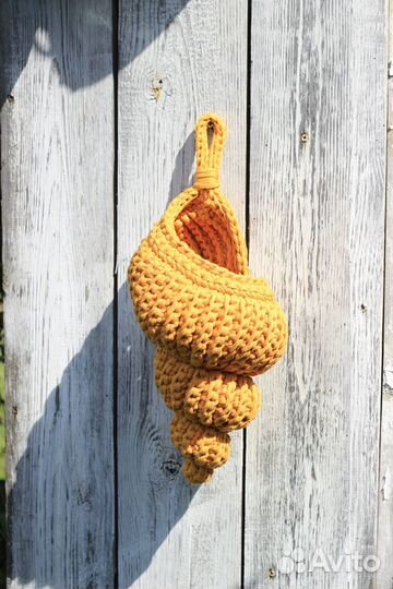 Вязаная интерьерная корзина ракушка