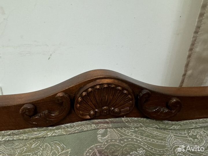 Старинный диван