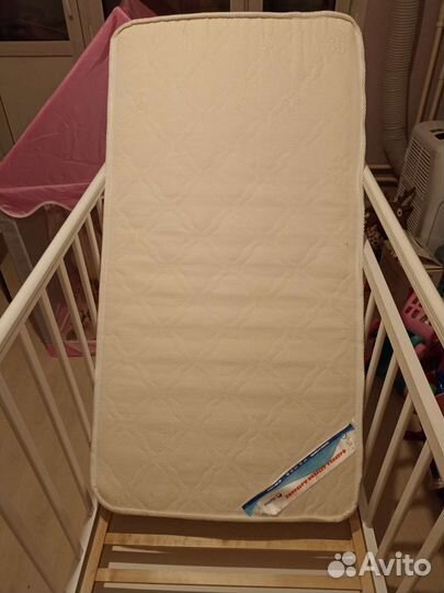 Детская кроватка с маятником белая