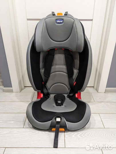Автокресло Chicco серое