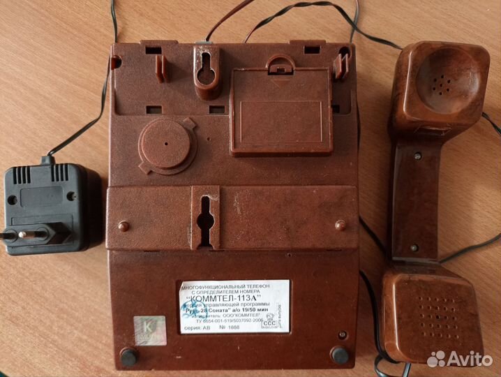 Телефон с определителем номера и будильником