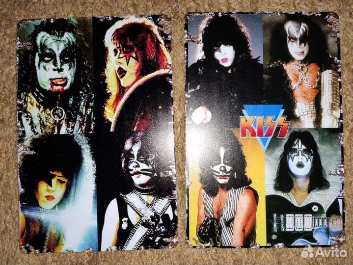 Декоративные металлические таблички kiss