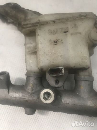 Главный тормозной цилиндр Nissan Primera P12