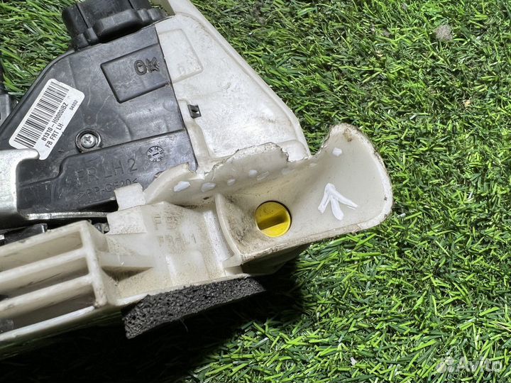 Замок двери передней правой Chevrolet Cruze J300