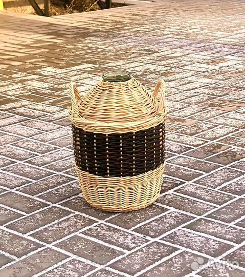 Бутыль доя вина в корзине