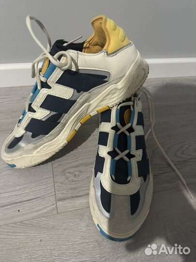 Кроссовки, куртка, робот стекломойщик