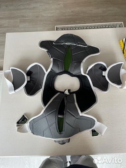 Нагрудник хоккейный reebok 20K JR M и L