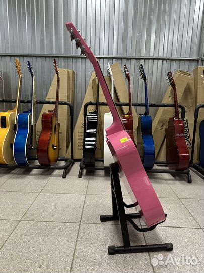 Акустическая гитара розовая