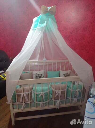 Детская кроватка с маятником