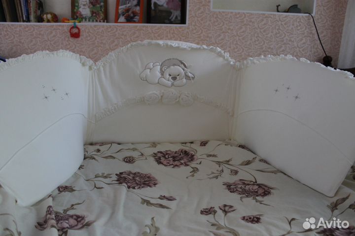 Бортик в кроватку Sofia бежевый. Новый