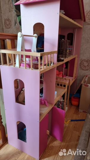 Большой кукольный домик с мебелью
