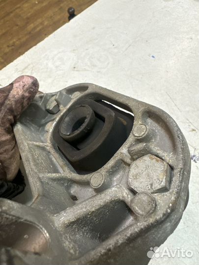 Кронштейн опоры кпп Renault Logan