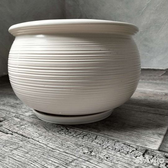 Большой цветочный горшок