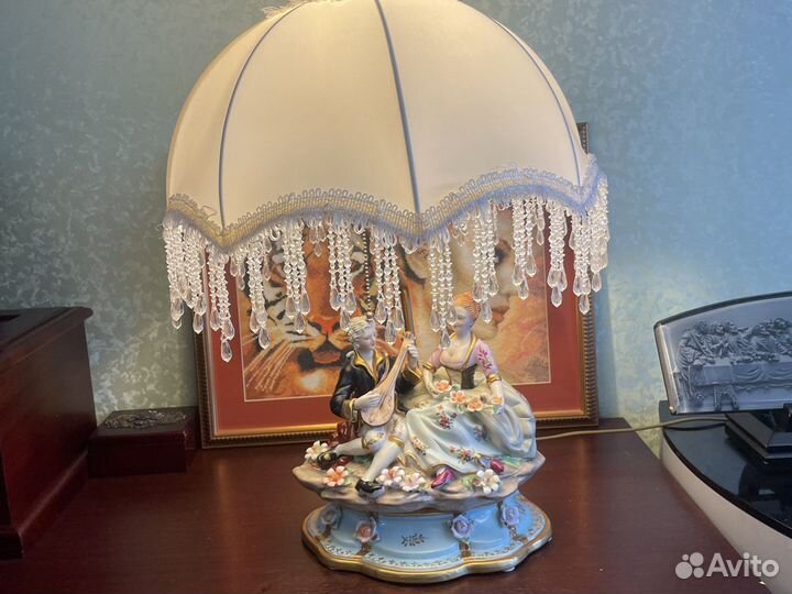 Фарфоровая настольная лампа