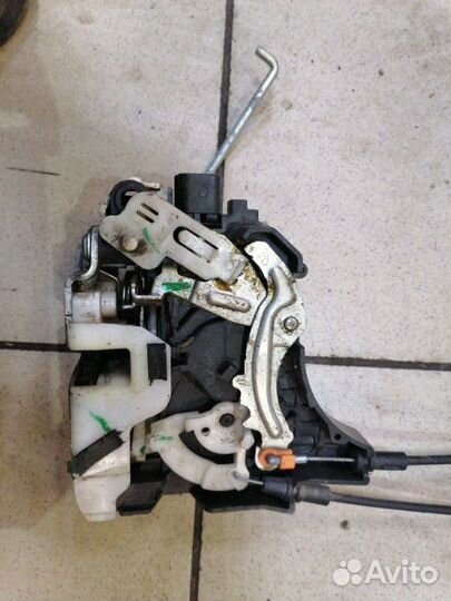 Замок дверной задний правый Mitsubishi L200