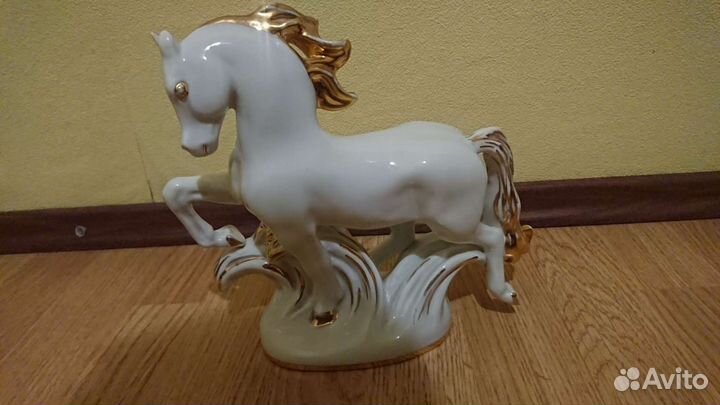 Статуэтка лошадь