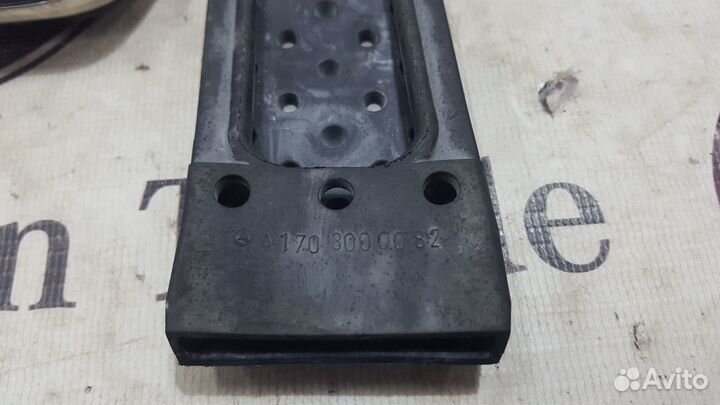 Накладки на педали на Mercedes R129