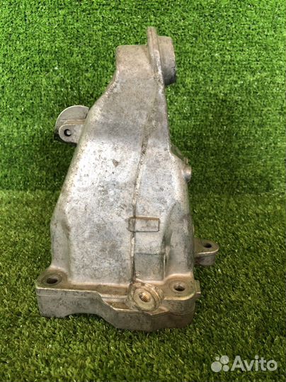 Кронштейн двс А2742233904 Mercedes E W212 M274