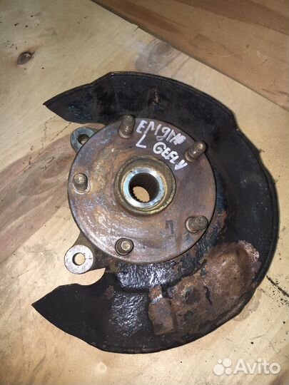 Поворотный кулак левый джили емгранд