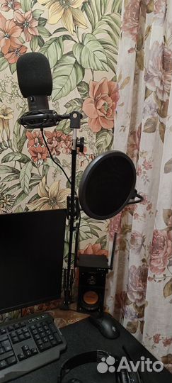 Студийный микрофон akg